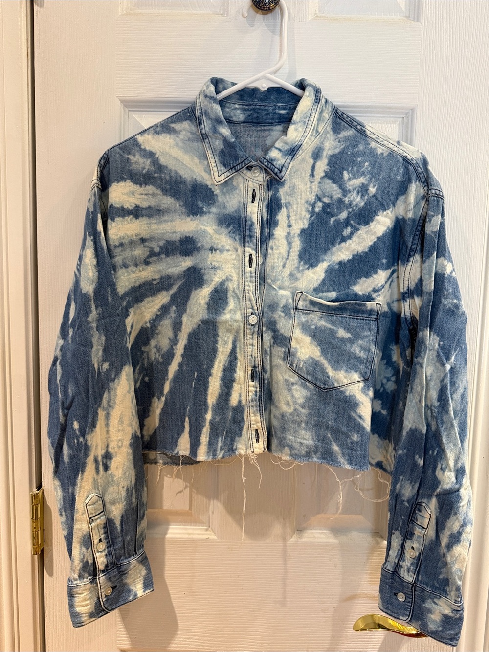 Source Unknown Blue & White Tie-Dye Cropped Button-Up Shirt